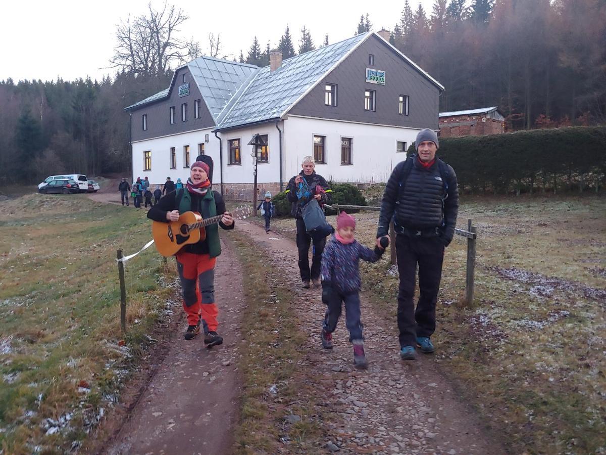 Srub Na Svahu Sjezdovky V Radvanicich Radvanice  Buitenkant foto