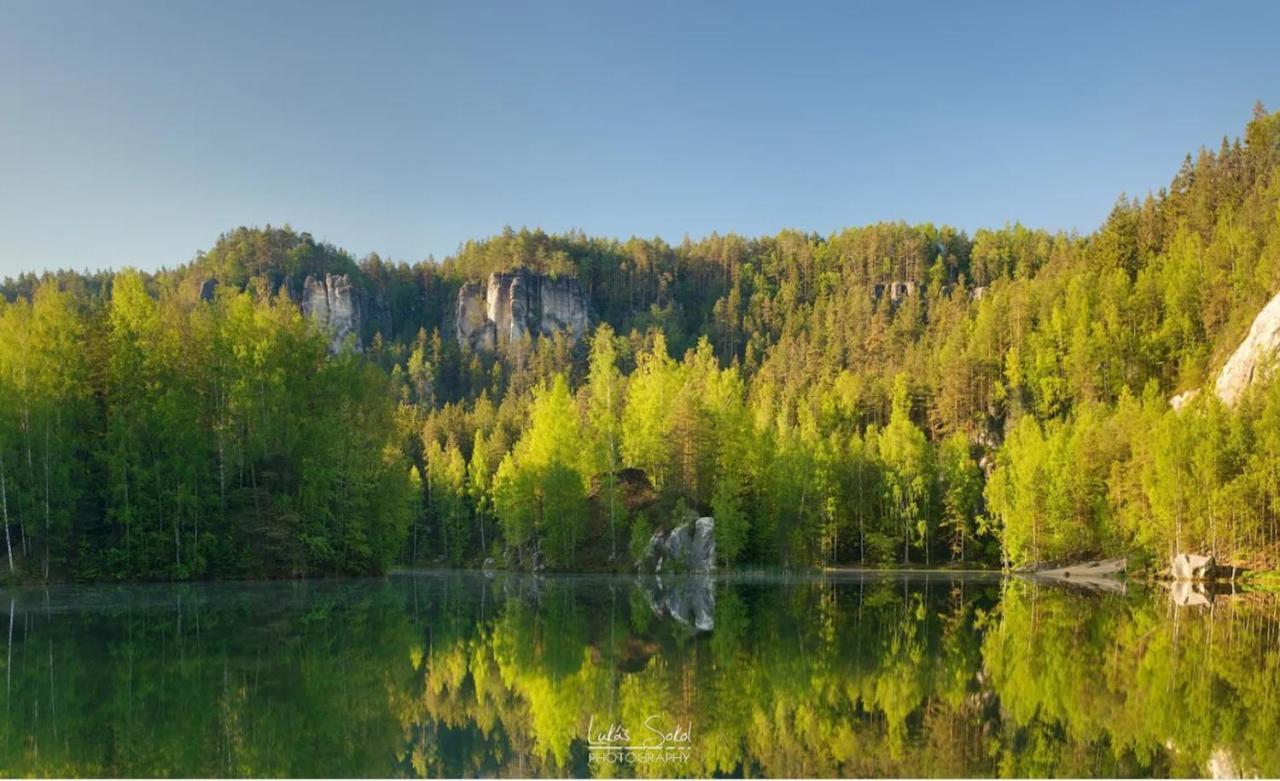 Srub Na Svahu Sjezdovky V Radvanicich Radvanice  Buitenkant foto